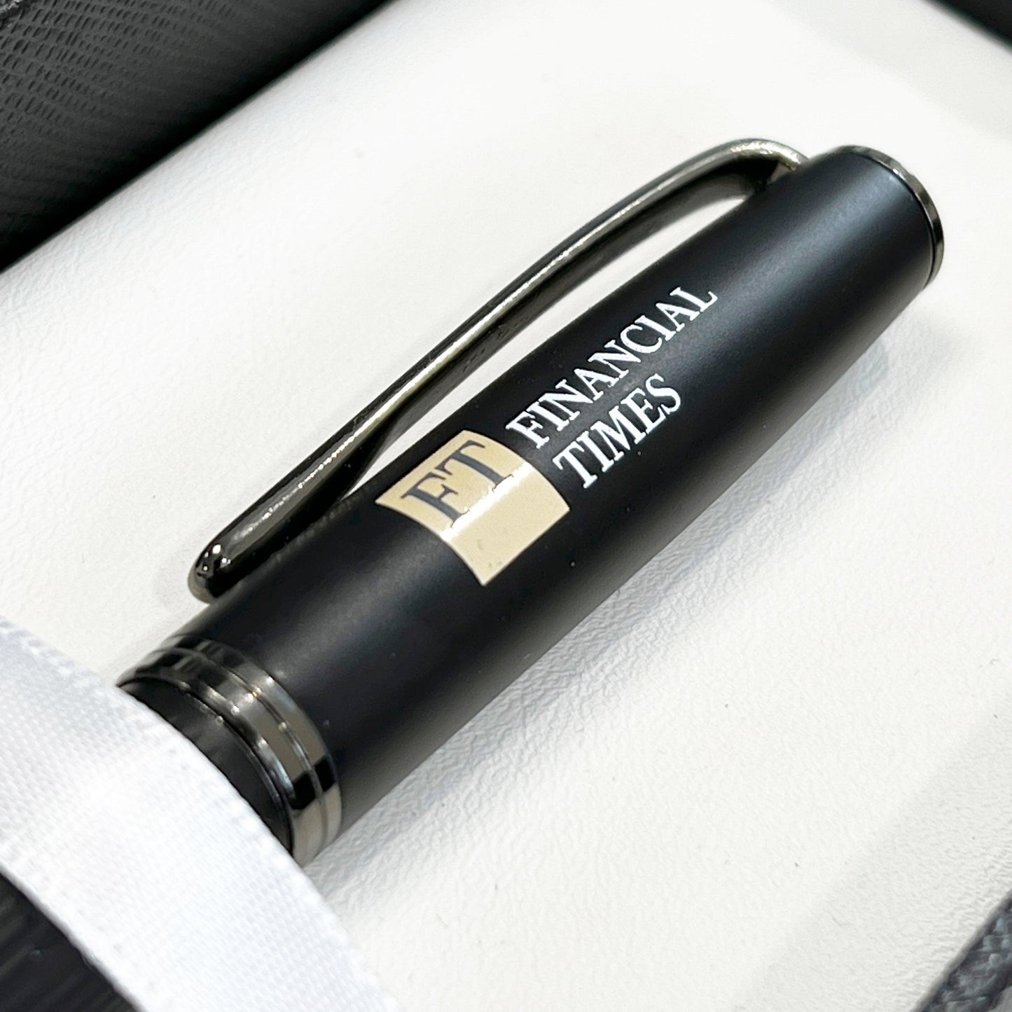 Financial Times Pen & Manilla Gift Box